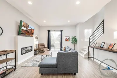 Image de Sunny, modern home to work & play near Olde Town