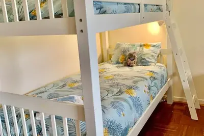 Image de Unwind in a stylish 3 bedroom home. Within an easy stroll to beach park & shops.