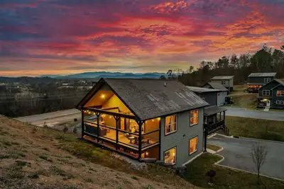 Image de Minutes to Dollywood! Hot Tub, Game Room, Main Floor King Bdrm, Bunks/Slide!