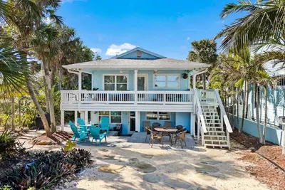 Image de Oceanfront w/Private Yard! Barefoot Beach Cottage & Steps to Downtown!
