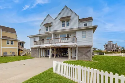 Dog-friendly townhouse with pool access, washer/dryer, fast WiFi, Ac & ocean view