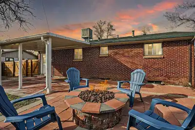 Image de Spacious 4br Home w/ King Beds, Fire Pit, & Fully Fenced Yard