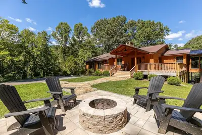 Image de A River Cliff View- 5 acres, riverfront, hot tub, firepit, pet friendly
