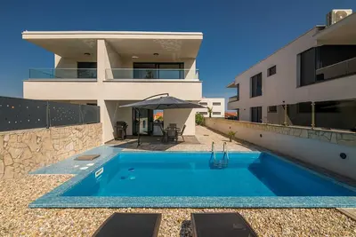 Maison Nya (63751-K1)
