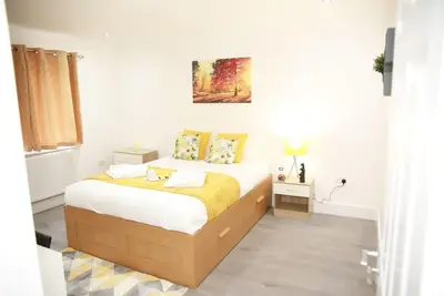 Deluxe 4-Bed House Close2 Wembley Stadium