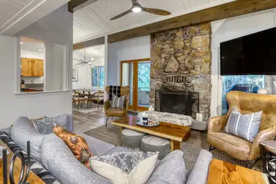 Image de Charming condo near the lake with grill, full kitchen, & W/D