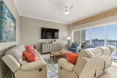 Image de Bayfront penthouse with huge balcony, stunning beach/harbor views & pool