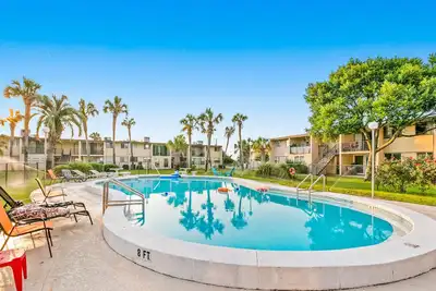 Image de Waterfront condo with balcony, large walk-in shower, W/D, central Ac, & pool