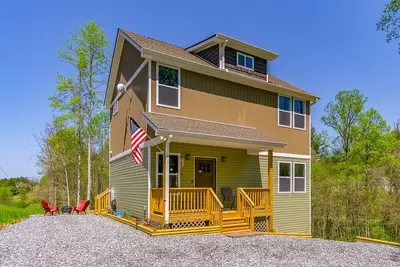 Image de Dog-friendly home with scenic views, furnished deck, firepit, & washer/dryer