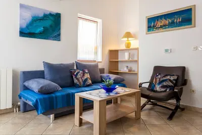 Image de Appartement de deux chambres avec la terrasse Njivice, Krk (A-20548-c)