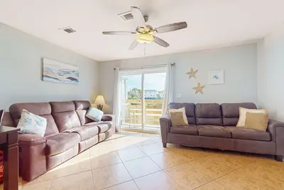 Image de Condo right across from the beach with a balcony, W/D, central Ac, & pool access