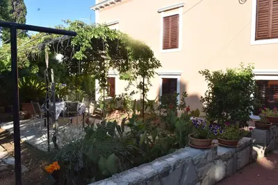 Image de Appartement de deux chambres avec la terrasse et la vue sur le mer Mali Losinj, Losinj (A-20783-b)