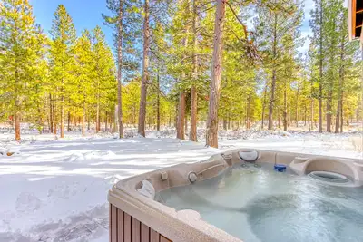 Image de Spacious home with hot tub, large deck, fireplace, ping-pong, & resort amenities