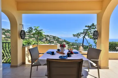Image de Maison de vacances avec ambiance chaleureuse et vue sur la mer, Alpes maritimes