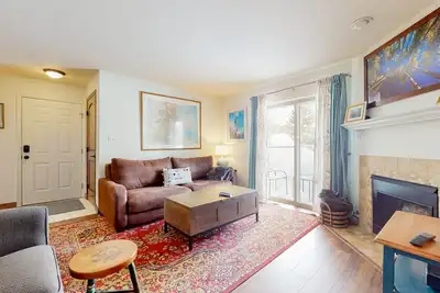 Image de Ground-floor condo with hot tub, patios & mountain view