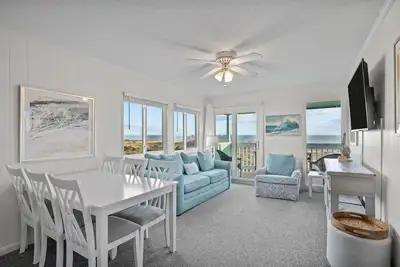 Image de Oceanfront corner condo with balcony, washer/dryer, Ac, & pool access