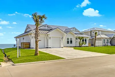 Image de Bayfront water-view home with outdoor pool, lovely patio, hammock, fishing dock