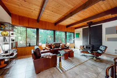 Image de Mid-century home in the redwoods with expansive deck, garden & woodstove