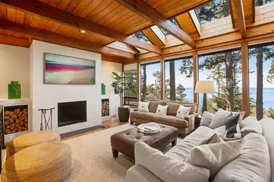 Image de Exquisite oceanfront home with balcony, gym, & washer\/dryer