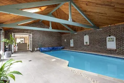 Image de Large coastal cottage with spa