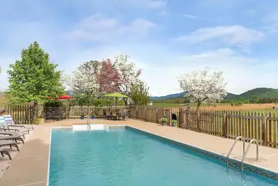 Image de Ideal for a large family, few couples, or girlfriends to spend a long weekend \/ mountain getaway