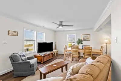 Image de Updated beach cottage with enclosed patio, 2 decks, grill, Ac, & W/D