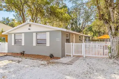 Image de Fully renovated duplex near downtown with fenced yard & patio - dog-friendly