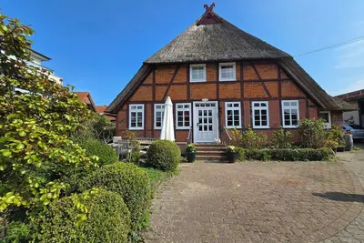 Image de Herzlich Willkommen in Dieser Charmanten Historischen Reetdachkate im Ortskern v