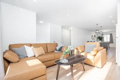 (585)Modern and Convenient Three-Bedroom Close to Grant Park (B)