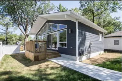 Image de Wasaga beach family friend cottage. Steps to the beach.