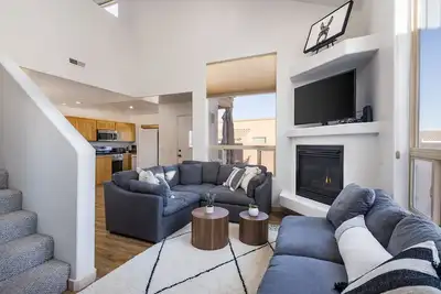 Modern Townhome| Private Hot Tub | Pool Table