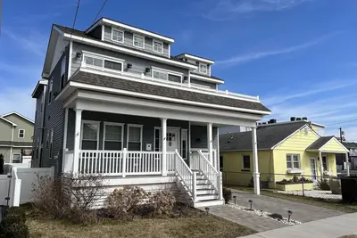 Image de New to the Rental Market 4 bed 3. 5 bath Just Steps to the Beach