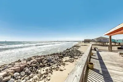 Image de Shore House: Sand Beneath, Waves at Your Doorstep! Perfect deck for Sunrise!