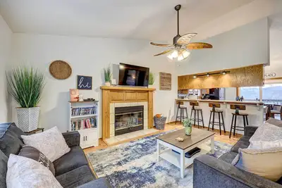 Image de Holiday Island Vacation Rental w/ 2 Balconies