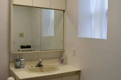 Image de Centrally located, one bedroom, 3rd floor walkup. Ideal for business traveler