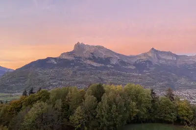 Image de Joli chalet avec vue dégagée sur les montagnes