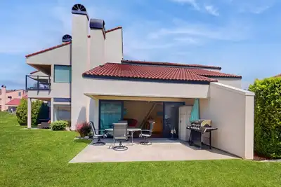 Image de Lakefront loft studio with covered deck, views, pool, hot tub, & tennis courts