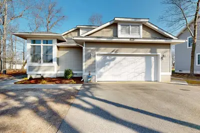 Image de Salt Pond home in golf community with pools, tennis, & pickleball - near beach
