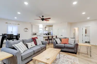 Image de All-new apartment with central Ac, washer/dryer, & central location