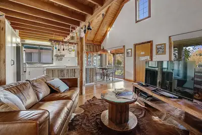Image de Aarlaur 2 - Charming 2br Rustic Home l Bath l Fire Pit l WiFi Air-Con