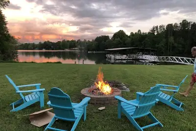 Image de Lake Front Home with Stunning lake and mountain views