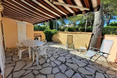Petit mazet climatisé de 25m2 à 500m de la mer et 200m du village