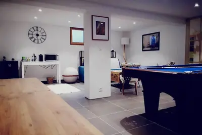 Image de Logement entier avec Home Cinéma, Billard Américain et terrasse privés.