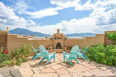 Image de Enchanting dog-friendly home with firepit, patio, gas grill, & jetted tub
