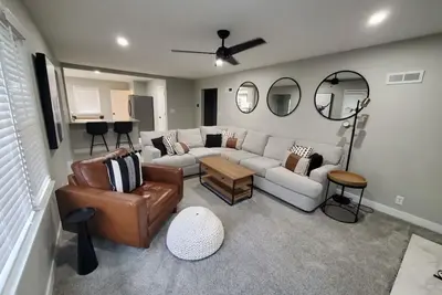 Image de Location. Location. Location. Only 15 minute walk to Mackey Arena.
