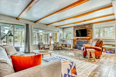 Image de Quaint, riverfront home with woodstove, patio, deck, board games & washer/dryer
