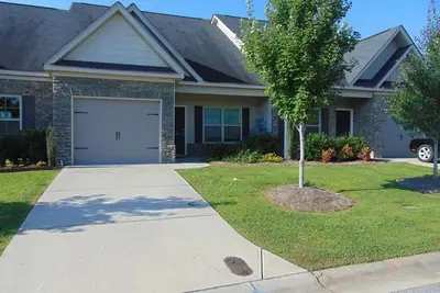 Image de Beautiful Masters Rental Townhome 3bed 2 bath, fireplace and fenced in backyard.