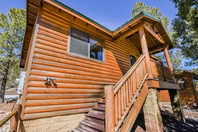 Image de Rodeo Cabin in the pines, Bison Ridge, Hiking, Lakes and shopping within 5 min.