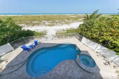 Image de Bean Point Beachfront- Beachfront 4 bedroom private home with pool/spa
