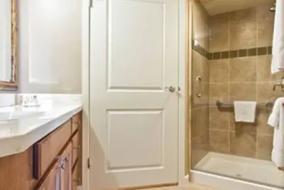 Image de Wyndham Waikiki Beach Walk - 1 Bedroom Unit Sleeps 4
